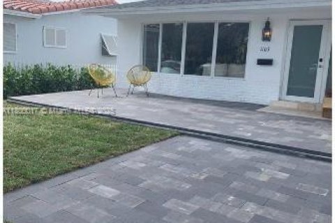House in Hollywood, Florida 3 bedrooms, 155.98 sq.m. № 1861667 - photo 1