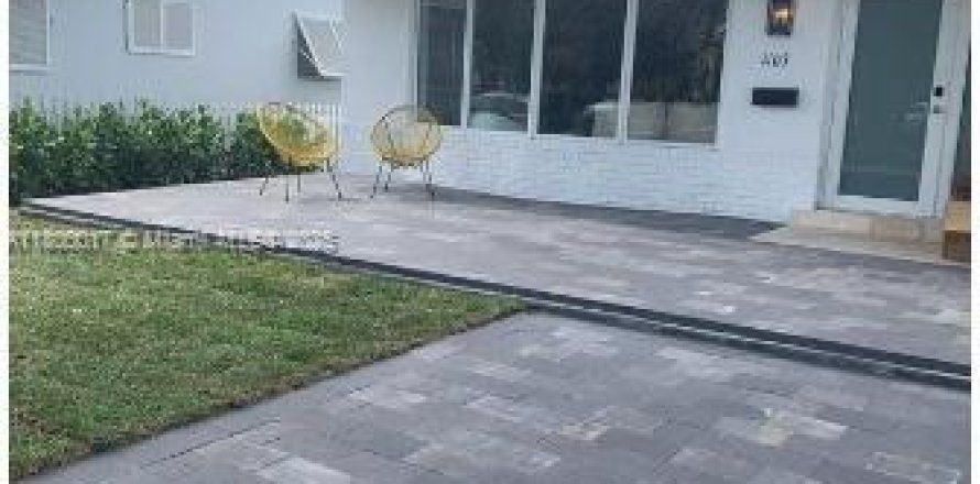 House in Hollywood, Florida 3 bedrooms, 155.98 sq.m. № 1861667
