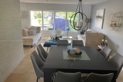 House in Hollywood, Florida 3 bedrooms, 155.98 sq.m. № 1861667 - photo 12