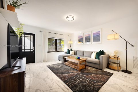 Villa ou maison à vendre à Miami, Floride: 2 chambres, 107.58 m2 № 1997506 - photo 3