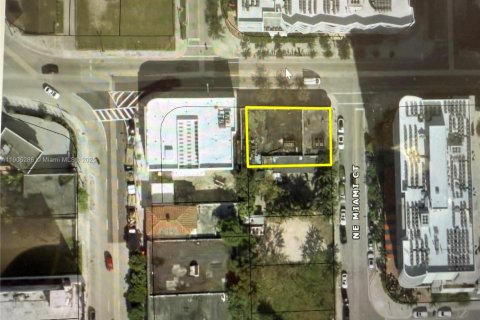 Commercial property in Miami, Florida № 2081941