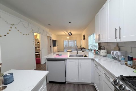 House in Fish Hawk, Florida 3 bedrooms, 180.04 sq.m. № 2166142 - photo 18
