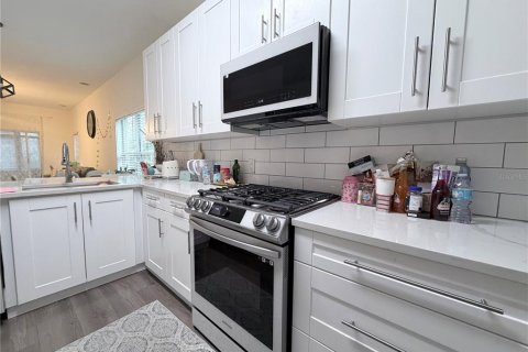 House in Fish Hawk, Florida 3 bedrooms, 180.04 sq.m. № 2166142 - photo 19