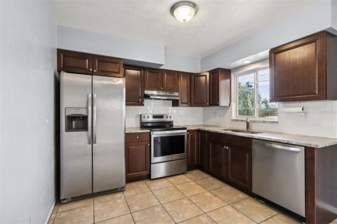 House in Largo, Florida 2 bedrooms, 104.98 sq.m. № 1819027 - photo 2