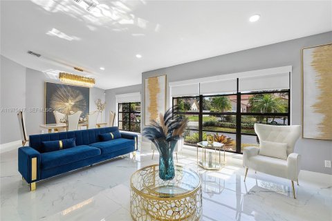 House in Coral Springs, Florida 4 bedrooms, 291.06 sq.m. № 2038447 - photo 9