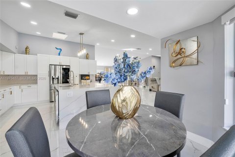 House in Coral Springs, Florida 4 bedrooms, 291.06 sq.m. № 2038447 - photo 7