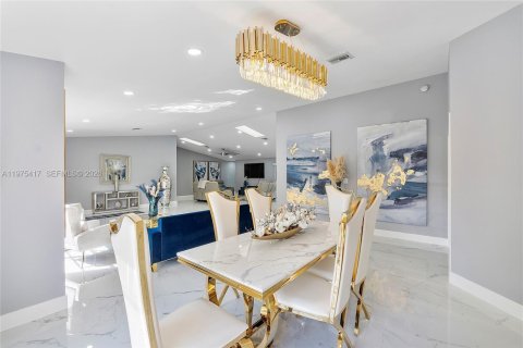 House in Coral Springs, Florida 4 bedrooms, 291.06 sq.m. № 2038447 - photo 11