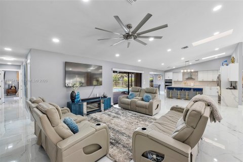 House in Coral Springs, Florida 4 bedrooms, 291.06 sq.m. № 2038447 - photo 13