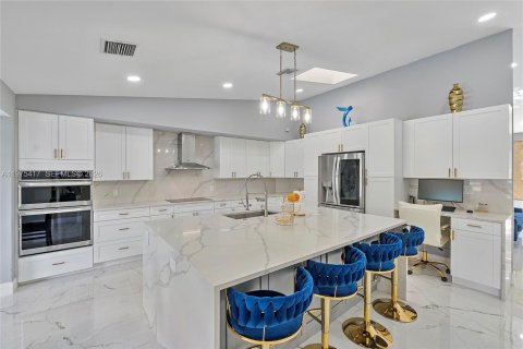 House in Coral Springs, Florida 4 bedrooms, 291.06 sq.m. № 2038447 - photo 8