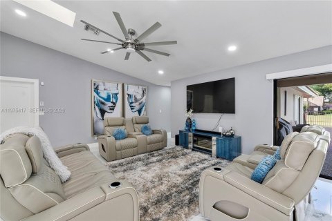 House in Coral Springs, Florida 4 bedrooms, 291.06 sq.m. № 2038447 - photo 12