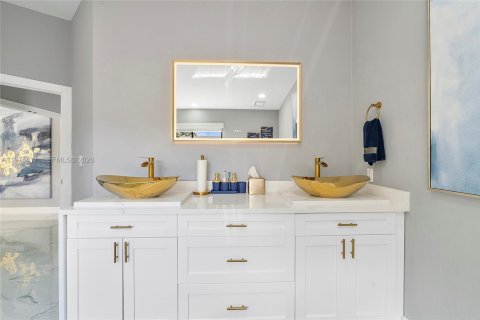 House in Coral Springs, Florida 4 bedrooms, 291.06 sq.m. № 2038447 - photo 14