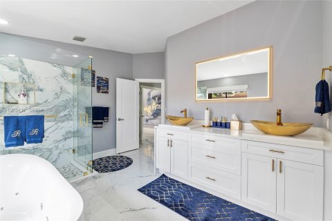 House in Coral Springs, Florida 4 bedrooms, 291.06 sq.m. № 2038447 - photo 15