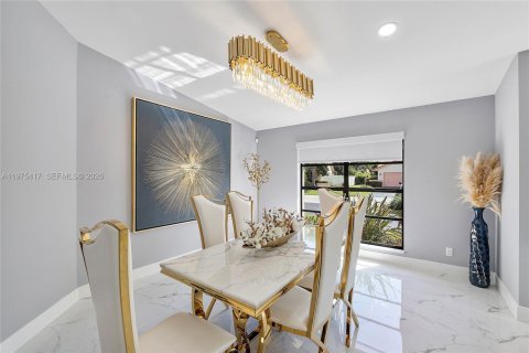 House in Coral Springs, Florida 4 bedrooms, 291.06 sq.m. № 2038447 - photo 10