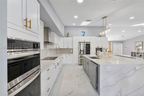 House in Coral Springs, Florida 4 bedrooms, 291.06 sq.m. № 2038447 - photo 2