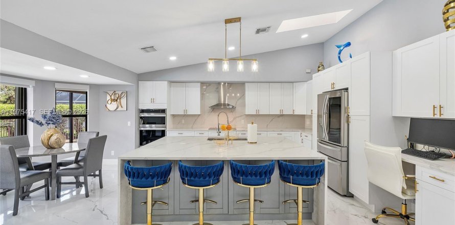 House in Coral Springs, Florida 4 bedrooms, 291.06 sq.m. № 2038447