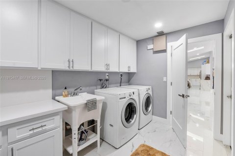 House in Coral Springs, Florida 4 bedrooms, 291.06 sq.m. № 2038447 - photo 27