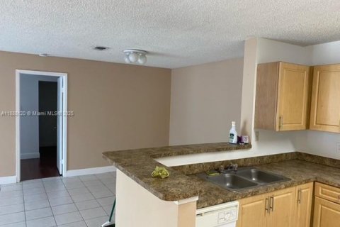 Condo in Coral Springs, Florida, 2 bedrooms  № 1941336 - photo 2