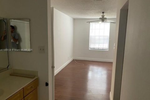 Condo in Coral Springs, Florida, 2 bedrooms  № 1941336 - photo 9