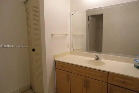 Condo in Coral Springs, Florida, 2 bedrooms  № 1941336 - photo 12