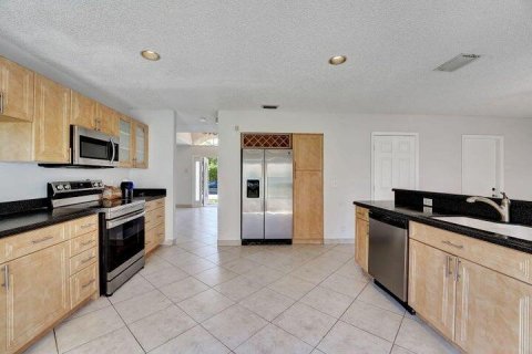 Villa ou maison à louer à Boca Raton, Floride: 4 chambres, 179.02 m2 № 1179745 - photo 1