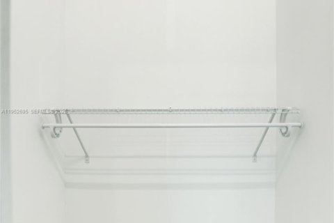 Casa en alquiler en Oakland Park, Florida, 1 dormitorio, 279.54 m2 № 2008895 - foto 18