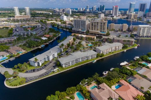 Copropriété à vendre à Hallandale Beach, Floride: 2 chambres, 97.55 m2 № 2083273 - photo 2