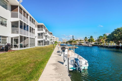Copropriété à vendre à Hallandale Beach, Floride: 2 chambres, 97.55 m2 № 2083273 - photo 20