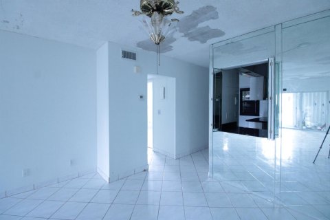 Copropriété à vendre à Hallandale Beach, Floride: 2 chambres, 97.55 m2 № 2083273 - photo 5