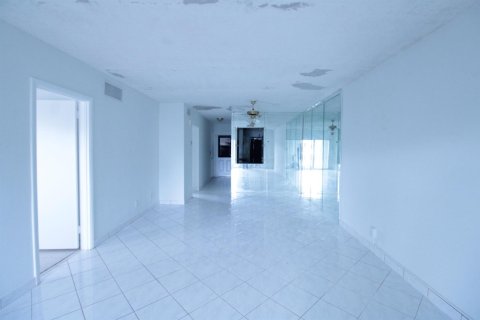 Copropriété à vendre à Hallandale Beach, Floride: 2 chambres, 97.55 m2 № 2083273 - photo 16