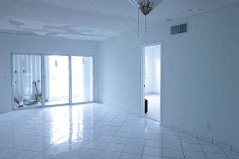 Copropriété à vendre à Hallandale Beach, Floride: 2 chambres, 97.55 m2 № 2083273 - photo 17