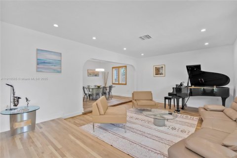 Купить виллу или дом в Майами, Флорида 5 спален, 317.91м2, № 1972613 - фото 14