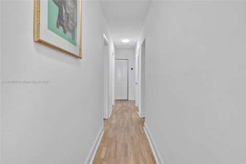 Купить виллу или дом в Майами, Флорида 5 спален, 317.91м2, № 1972613 - фото 29