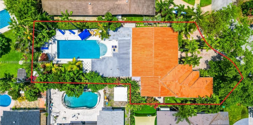 Дом в Майами, Флорида 5 спален, 317.91м2 № 1972613