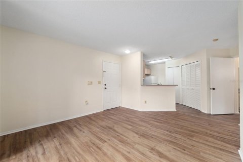 Condominio en venta en Gainesville, Florida, 1 dormitorio, 55.74 m2 № 2239684 - foto 6