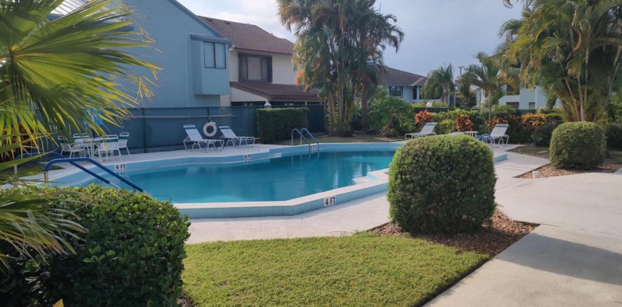Condo in Stuart, Florida, 2 bedrooms № 1224704