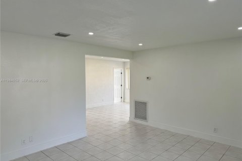 Купить виллу или дом в Холливуд, Флорида 3 спальни, 114.46м2, № 2045744 - фото 2