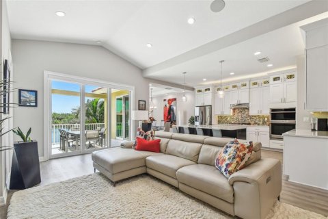 Townhouse in Saint Petersburg, Florida 3 bedrooms, 216.83 sq.m. № 1756998 - photo 5