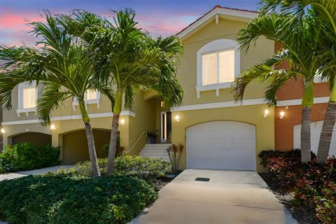 Townhouse in Saint Petersburg, Florida 3 bedrooms, 216.83 sq.m. № 1756998 - photo 2