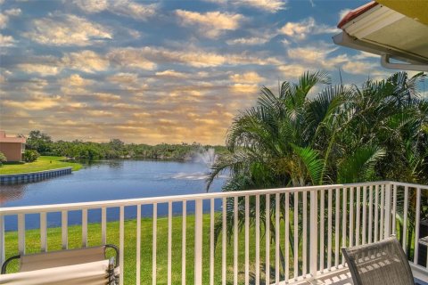 Townhouse in Saint Petersburg, Florida 3 bedrooms, 216.83 sq.m. № 1756998 - photo 20