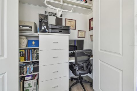 Townhouse in Saint Petersburg, Florida 3 bedrooms, 216.83 sq.m. № 1756998 - photo 17