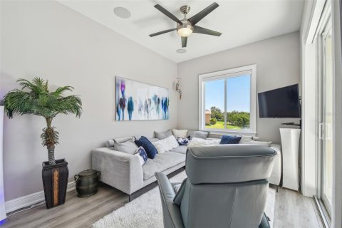 Townhouse in Saint Petersburg, Florida 3 bedrooms, 216.83 sq.m. № 1756998 - photo 16