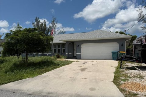 House in Port Charlotte, Florida 3 bedrooms, 141.77 sq.m. № 2366969