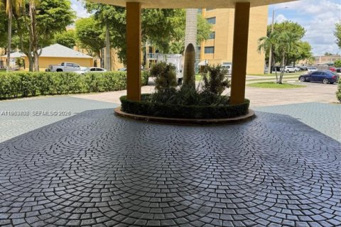 Снять в аренду кондоминиум в Майами, Флорида 2 спальни, 83.43м2, № 2025642 - фото 2