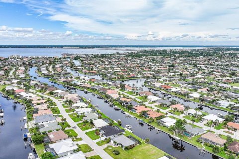 House in Punta Gorda, Florida 2 bedrooms, 144.09 sq.m. № 1899398 - photo 3