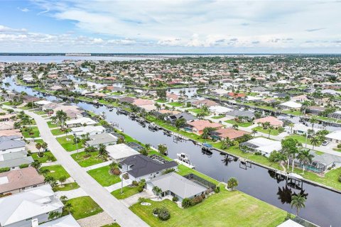 House in Punta Gorda, Florida 2 bedrooms, 144.09 sq.m. № 1899398 - photo 2