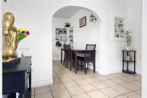 Propiedad comercial en venta en Miami, Florida, 172.43 m2 № 1960527 - foto 9