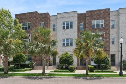 Townhouse in Winter Garden, Florida 3 bedrooms, 188.59 sq.m. № 1789655 - photo 2