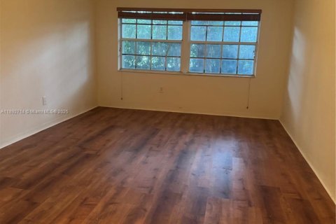 Снять в аренду кондоминиум в Дорал, Флорида 3 спальни, 150.5м2, № 2034289 - фото 3