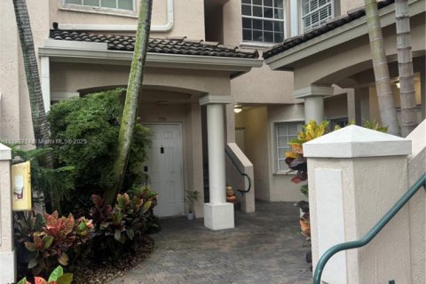 Снять в аренду кондоминиум в Дорал, Флорида 3 спальни, 150.5м2, № 2034289 - фото 2