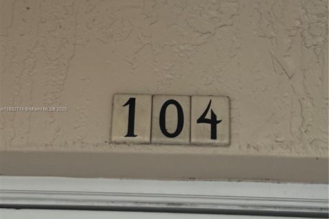 Кондоминиум с 3 спальнями в Дорал, Флорида № 2034289